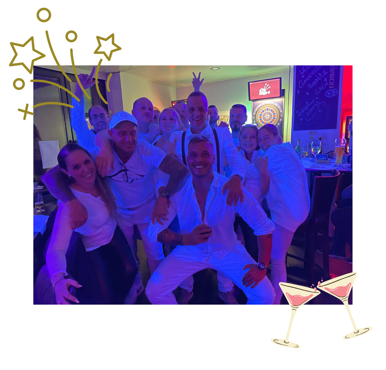 Gäste in weißen Outfits feiern bei einer White Themen-Party