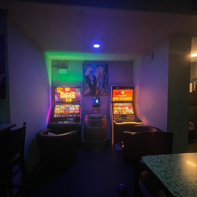 Ein moderner Spielautomat mit Fruchtsymbolen
