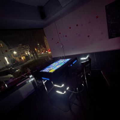 Fun4Four interaktiver Multiplayer-Spieltisch in einer Bar